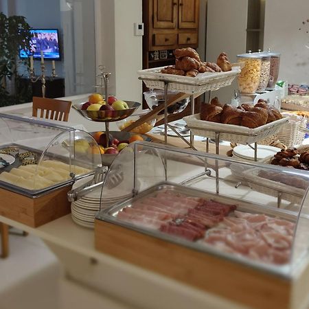 Hotel Ausonia Фолоника Екстериор снимка