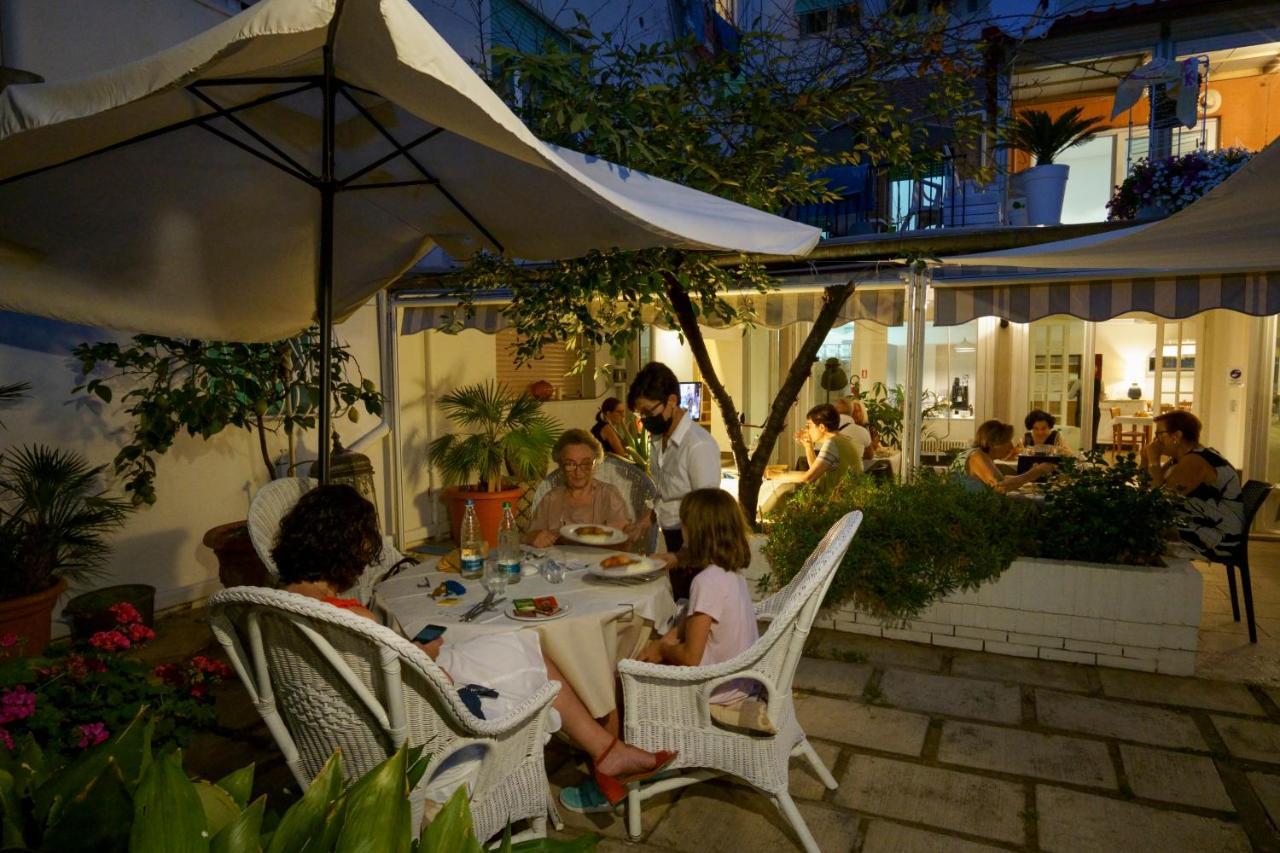 Hotel Ausonia Фолоника Екстериор снимка
