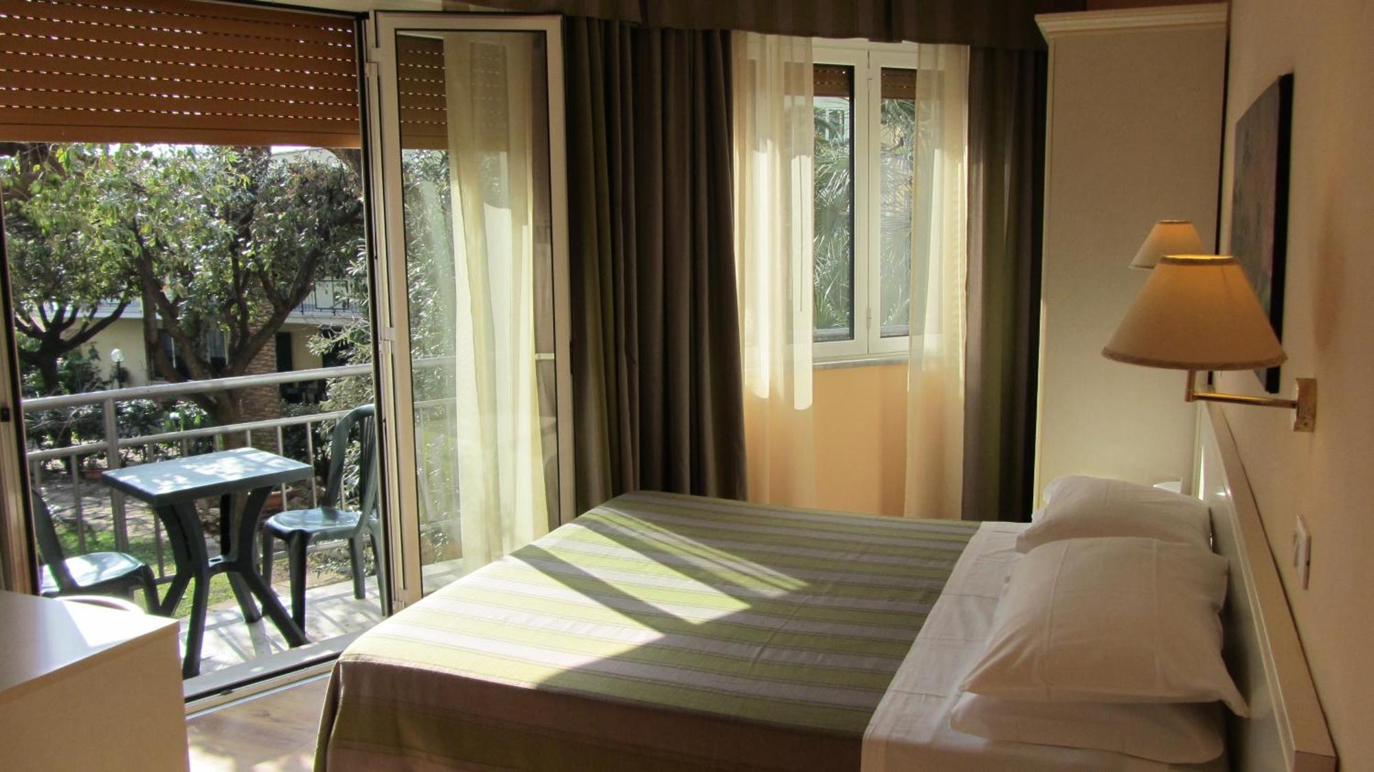 Hotel Ausonia Фолоника Екстериор снимка