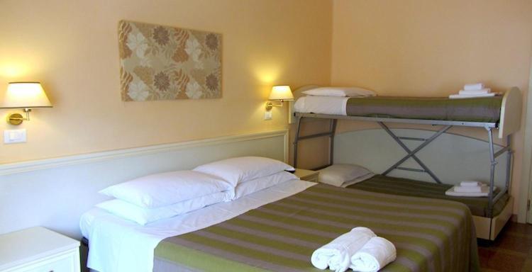 Hotel Ausonia Фолоника Екстериор снимка