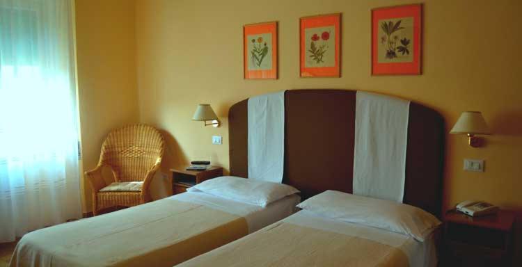 Hotel Ausonia Фолоника Екстериор снимка