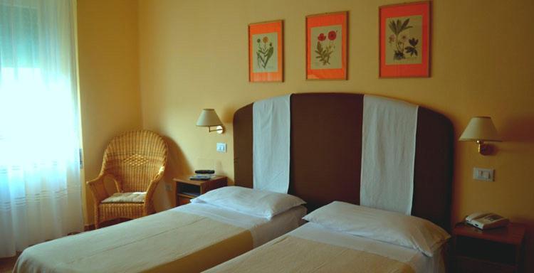 Hotel Ausonia Фолоника Екстериор снимка