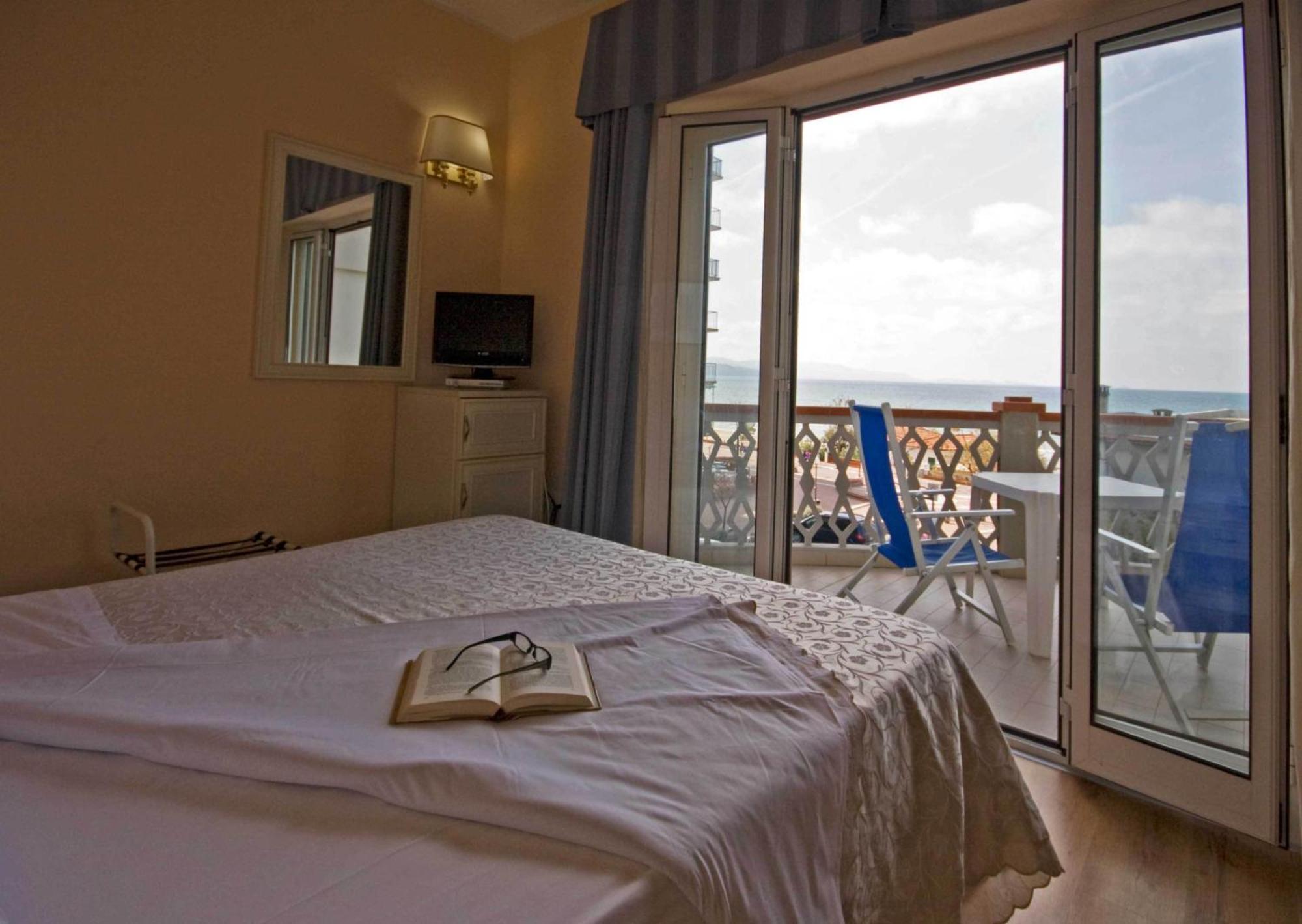 Hotel Ausonia Фолоника Екстериор снимка