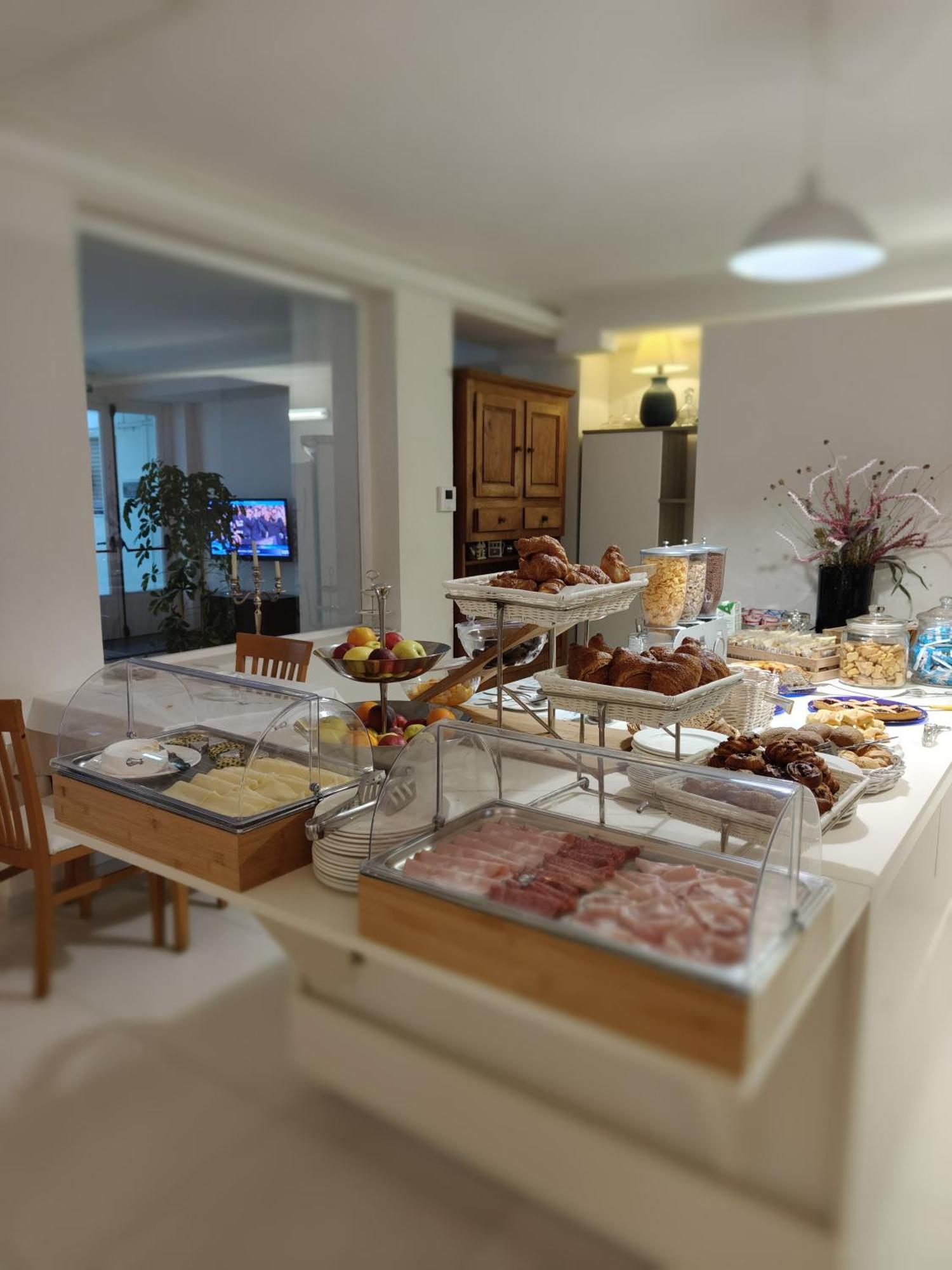 Hotel Ausonia Фолоника Екстериор снимка