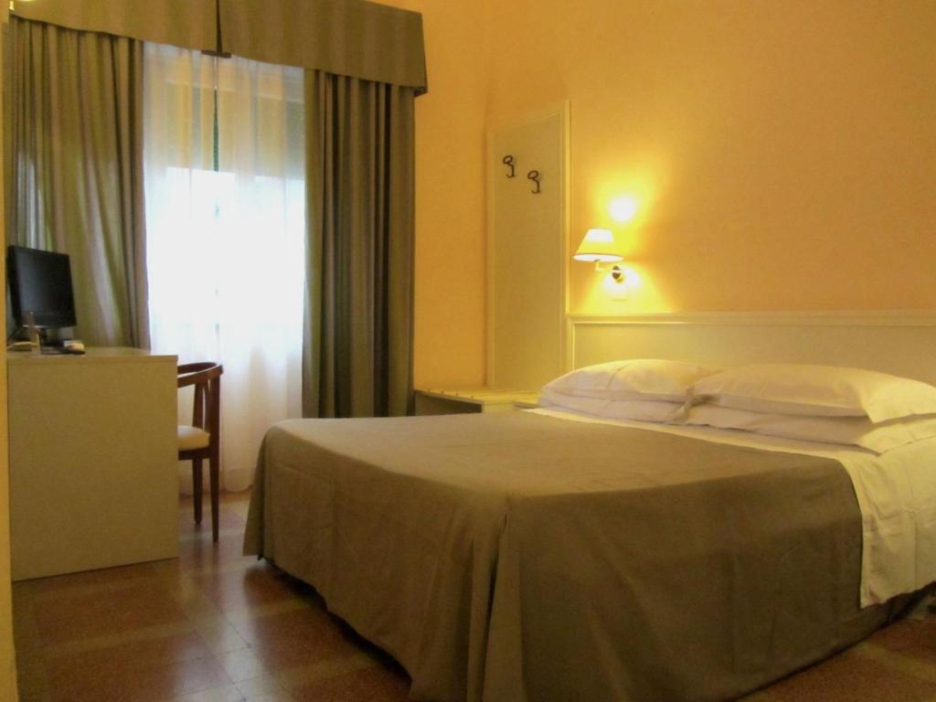 Hotel Ausonia Фолоника Стая снимка