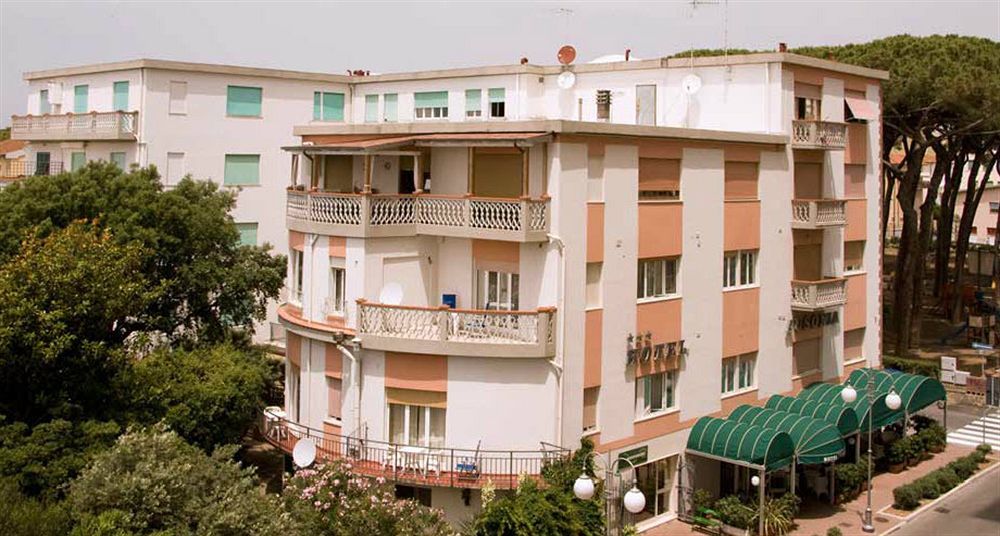 Hotel Ausonia Фолоника Екстериор снимка